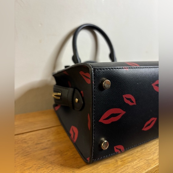 Kate Spade New York Madison Lip Toss small satchel in black saffiano leather - Picture 9 of 15